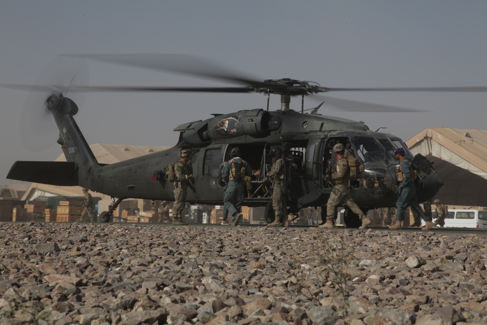 US Army Black Hawk transports Australian special operations forces