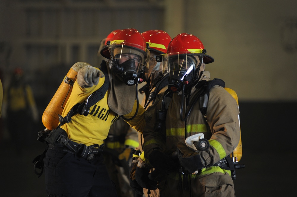 USS Nimitz Sailors practice firefighting techniques USS Nimitz Sailors practice firefighting techniques