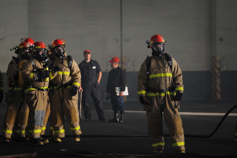 USS Nimitz Sailors practice firefighting techniques USS Nimitz Sailors practice firefighting techniques