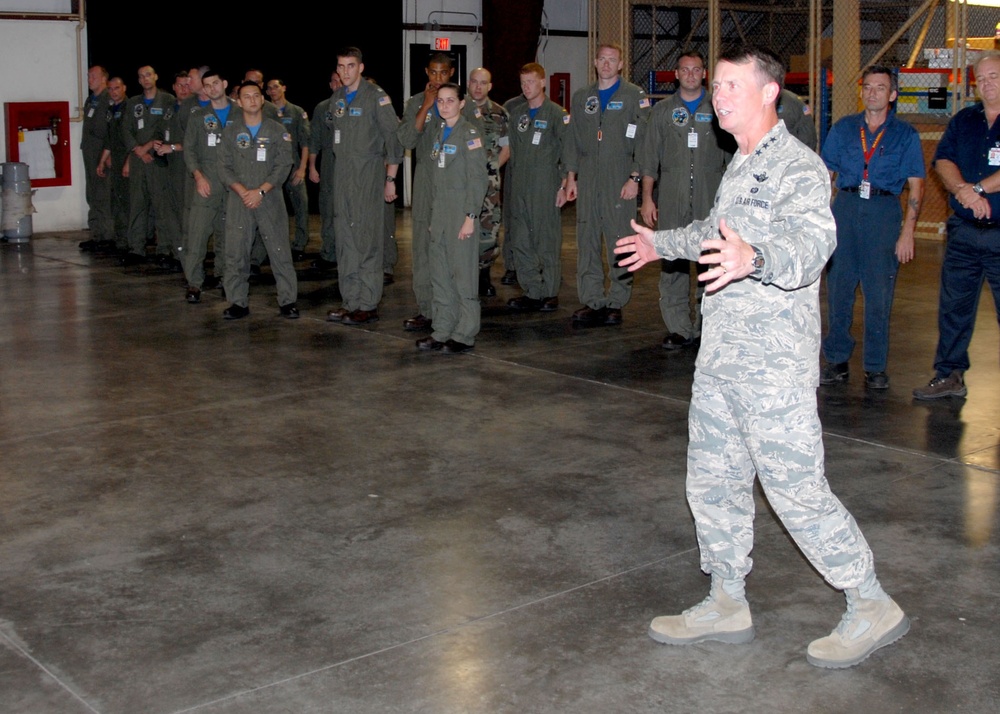 Commander of US Southern Command meets with Sailors