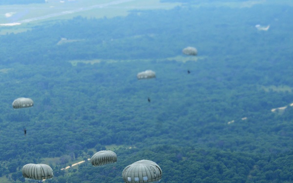 Illinois Special Forces Soldiers conduct Airborne training