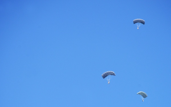Illinois Special Forces Soldiers conduct Airborne training