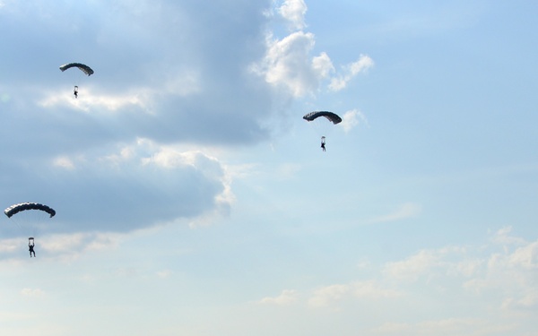 Illinois Special Forces Soldiers conduct Airborne training