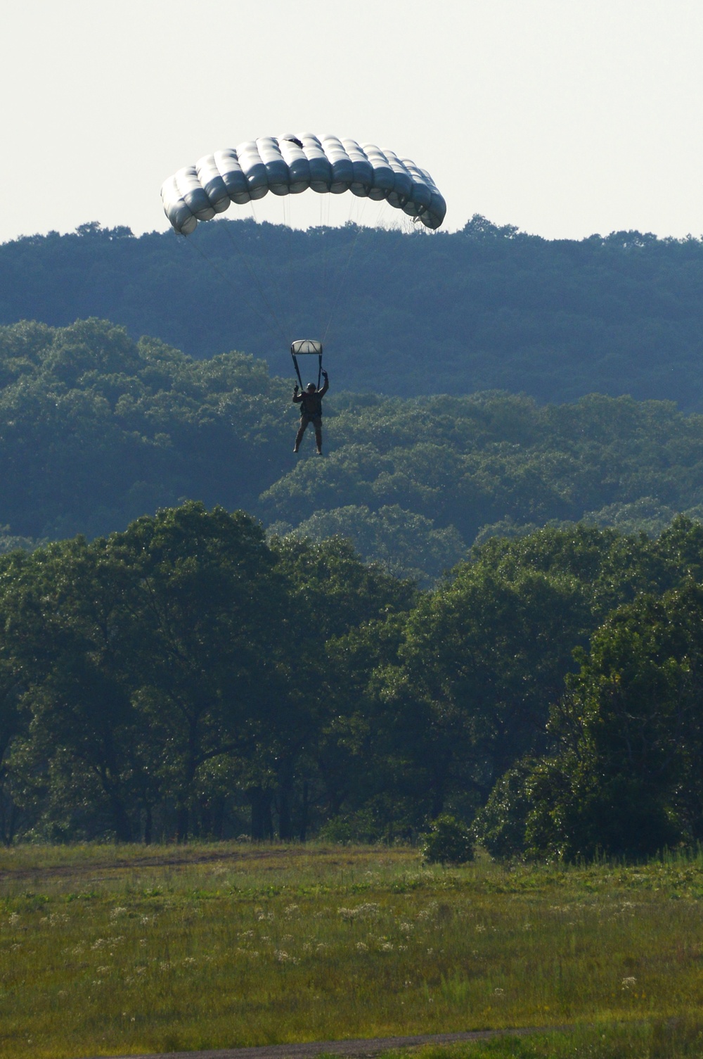 Illinois Special Forces Soldiers conduct Airborne training