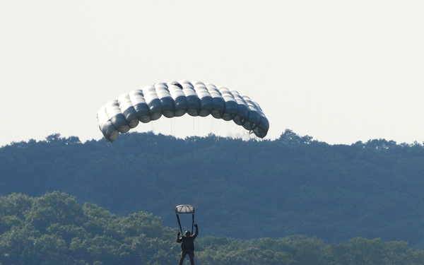 Illinois Special Forces Soldiers conduct Airborne training