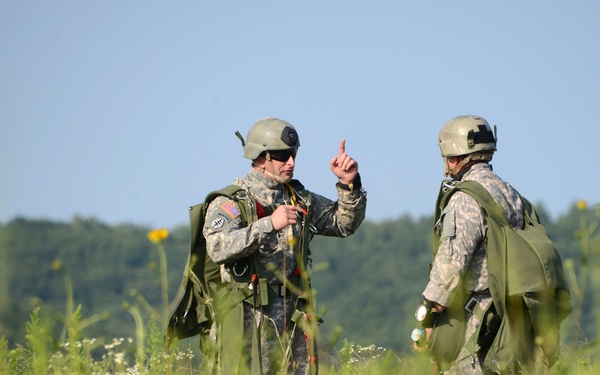 Illinois Special Forces Soldiers conduct Airborne training