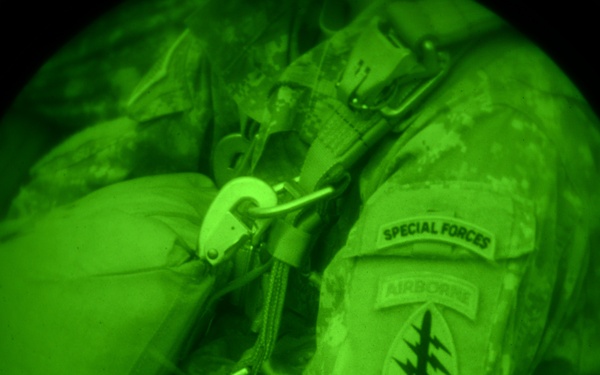 Illinois Special Forces Soldiers conduct Airborne training