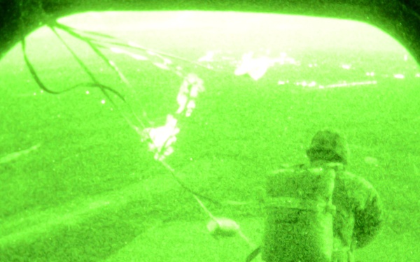 Illinois Special Forces Soldiers conduct Airborne training