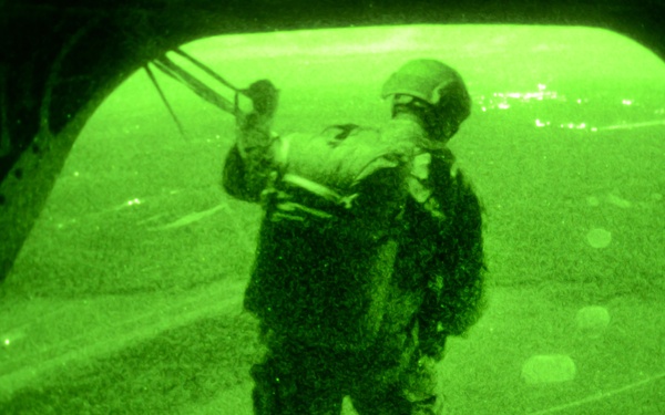 Illinois Special Forces Soldiers conduct Airborne training