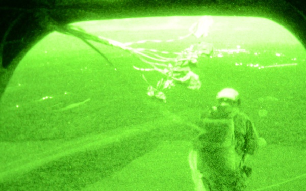 Illinois Special Forces Soldiers conduct Airborne training