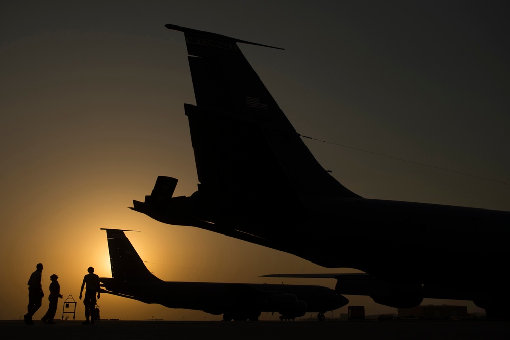 K-135 Stratotanker fuels Fighter Aircraft over Iraq