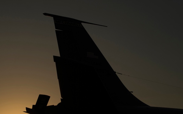 K-135 Stratotanker fuels Fighter Aircraft over Iraq