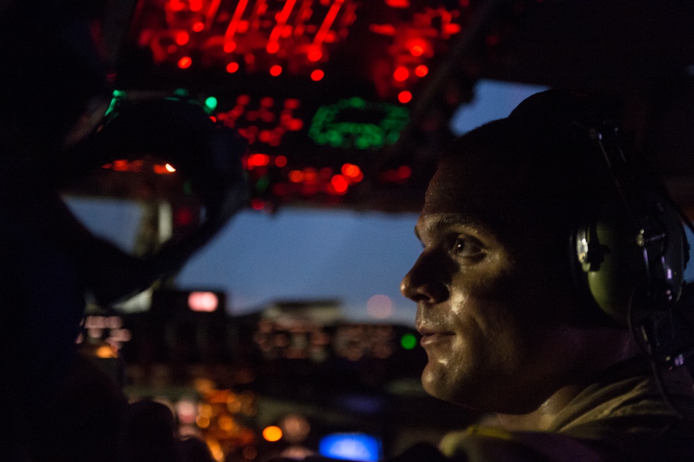 K-135 Stratotanker fuels Fighter Aircraft over Iraq