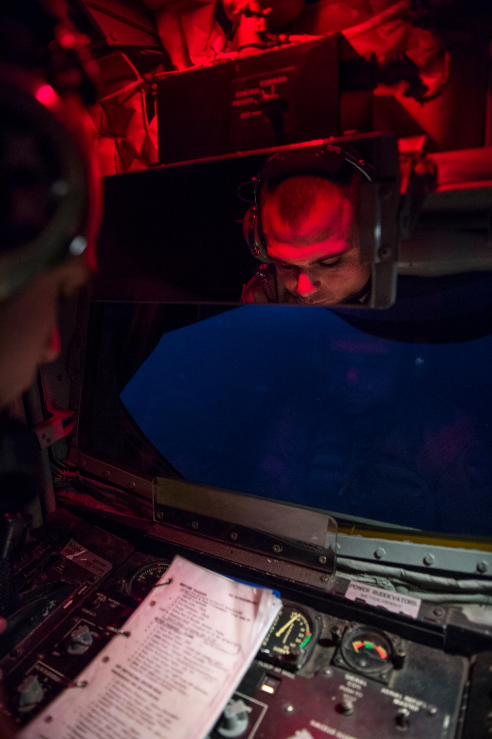 K-135 Stratotanker fuels Fighter Aircraft over Iraq