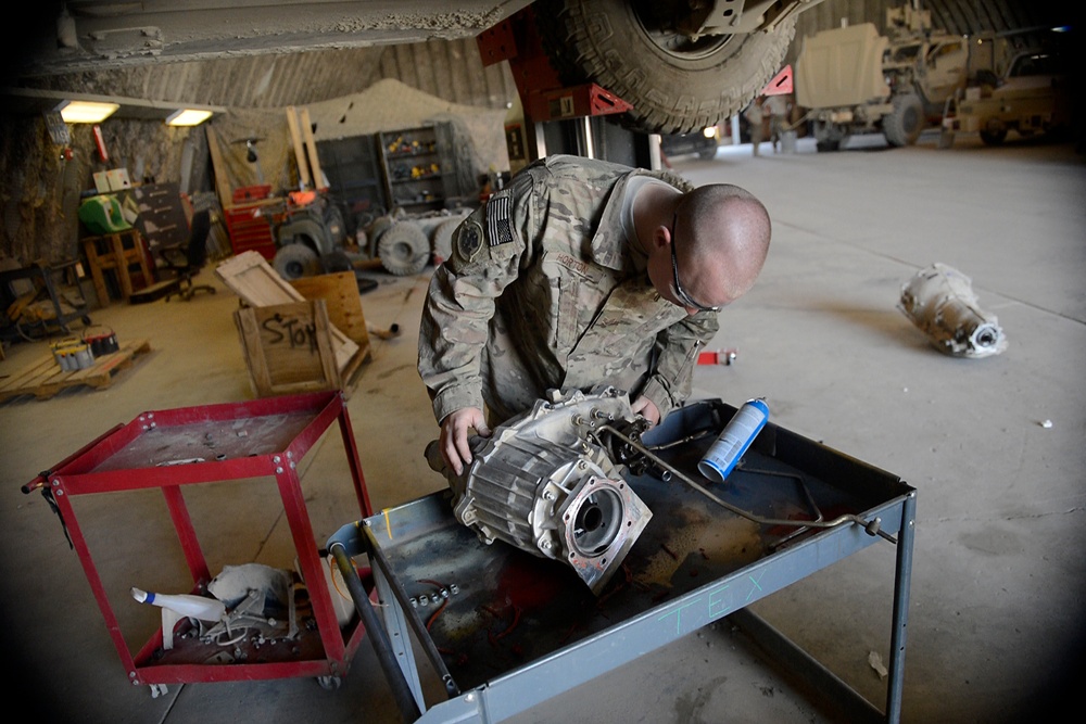 Expeditionary vehicle maintainers