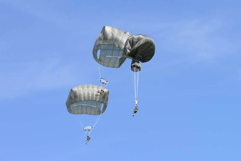 US Army paratroopers with the 173rd Airborne Brigade execute emergency procedures in response to a T-11 parachute system malfunction