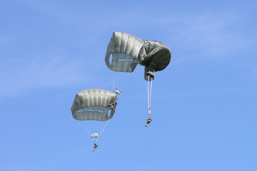US Army paratroopers with the 173rd Airborne Brigade execute emergency procedures in response to a T-11 parachute system malfunction