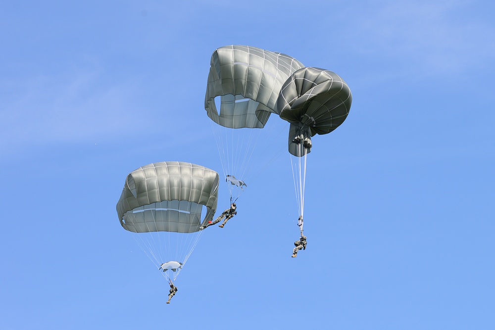 US Army paratroopers with the 173rd Airborne Brigade execute emergency procedures in response to a T-11 parachute system malfunction