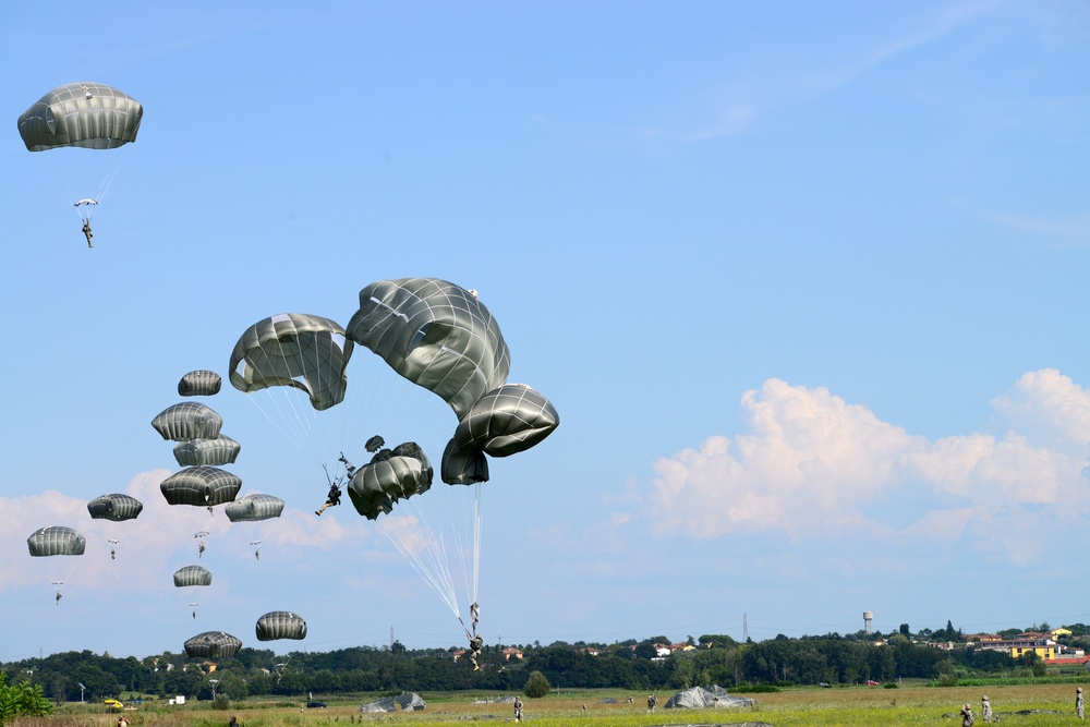 US Army paratroopers with the 173rd Airborne Brigade execute emergency procedures in response to a T-11 parachute system malfunction