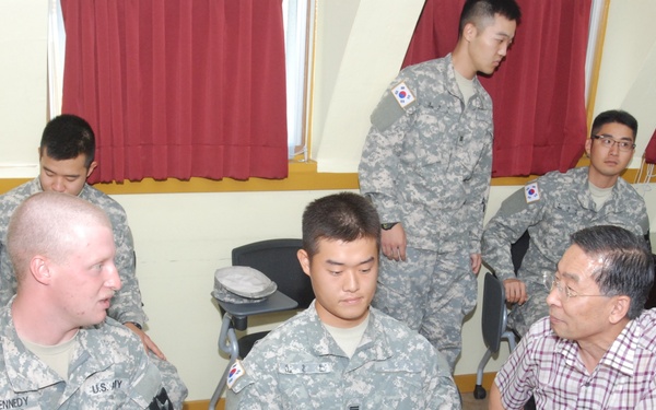 2nd Infantry Division Soldiers talk with KFN