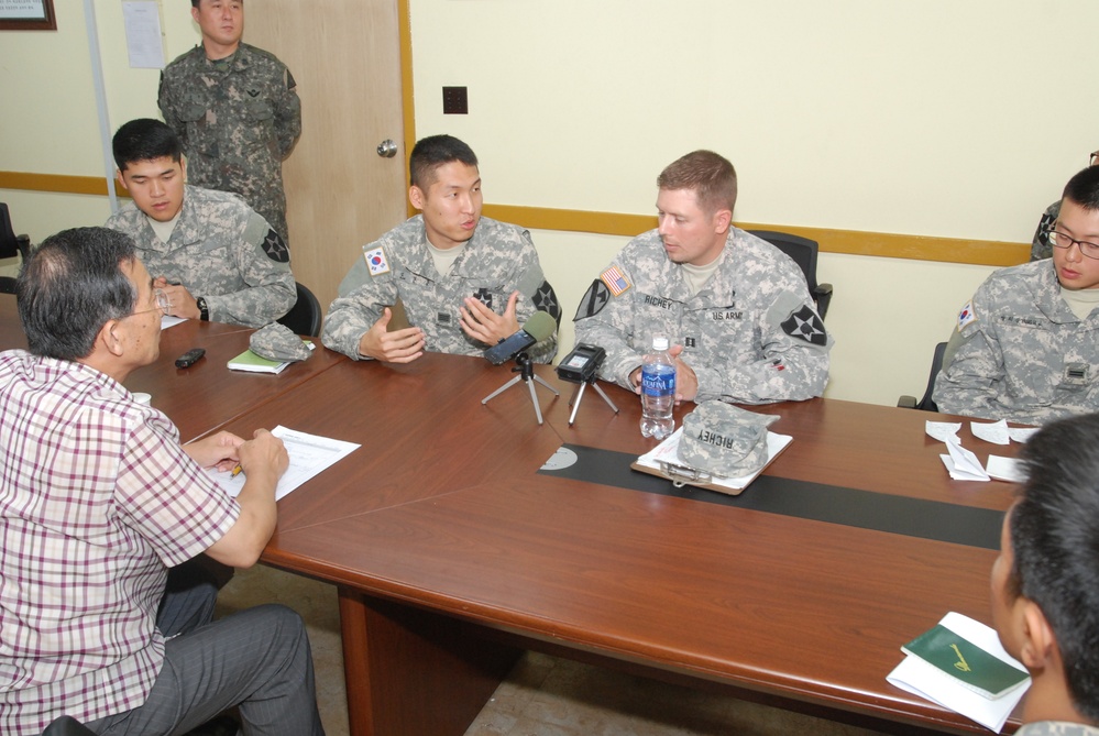 2nd Infantry Division Soldiers talk with KFN