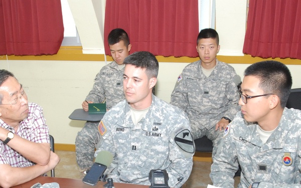 2nd Infantry Division Soldiers talk with KFN