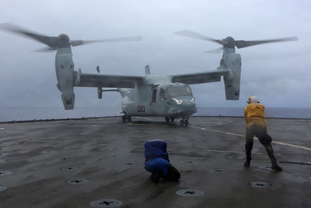 11th MEU Osprey transports Marines from USS Comstock