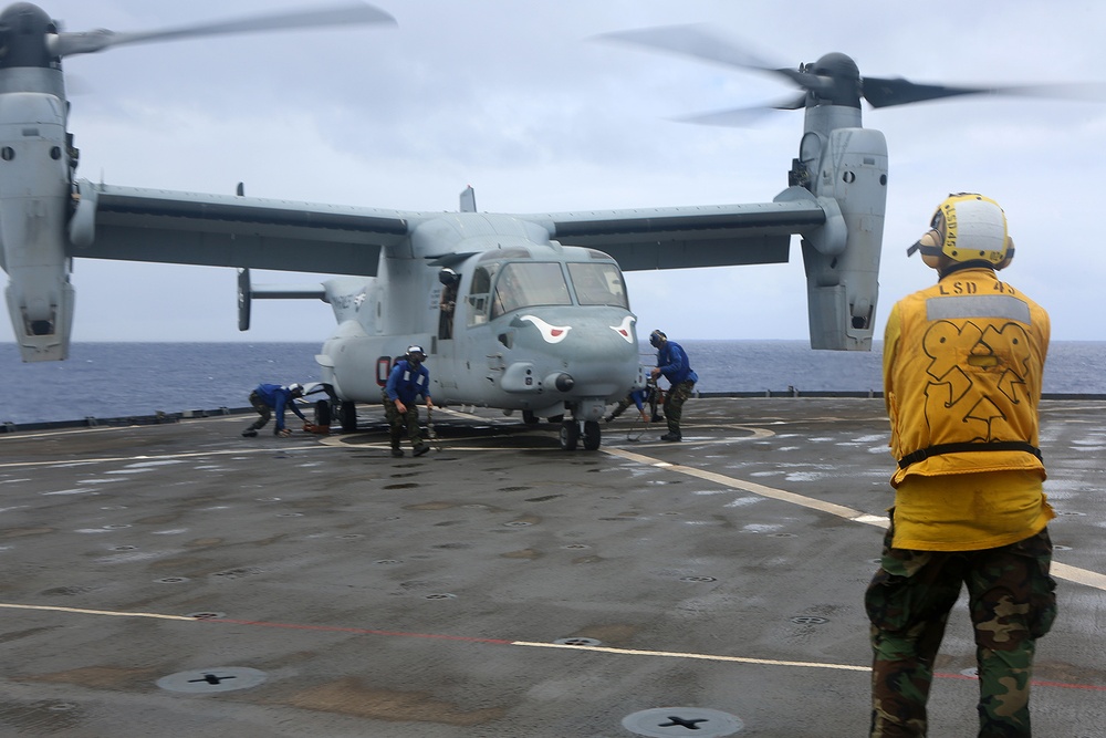 11th MEU Osprey transports Marines from USS Comstock