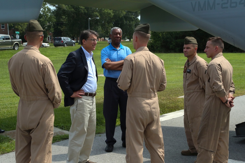 Governor visits Camp Lejeune