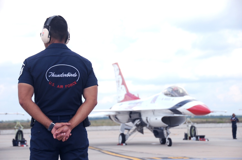 Thunderbirds prepare for 'Thunder Over the Boardwalk'