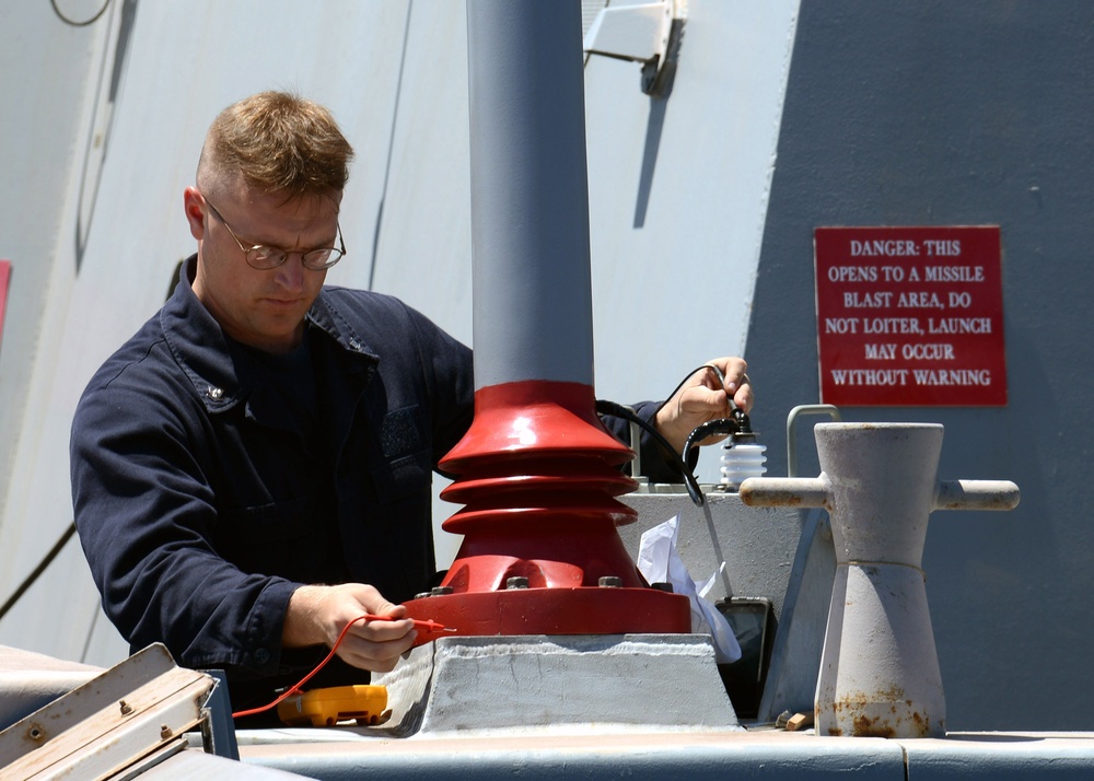 USS Green Bay antenna maintenance