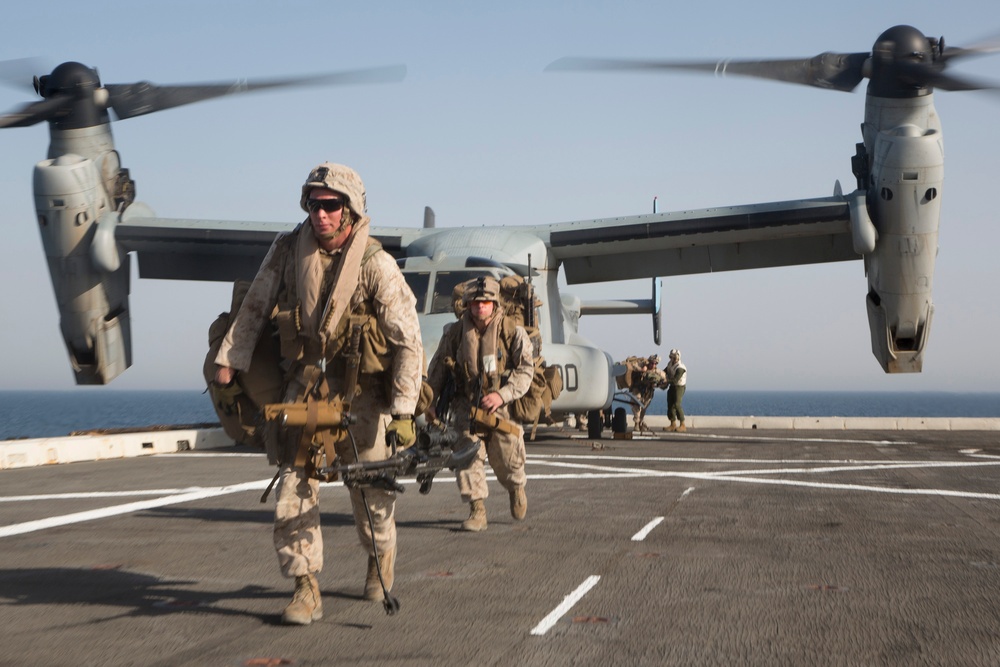 Marines arrive aboard Mesa Verde, aircraft take cargo