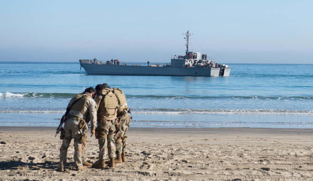 Chilean landing craft approaches Marines who await debarkation of those aboard August 17, 2014