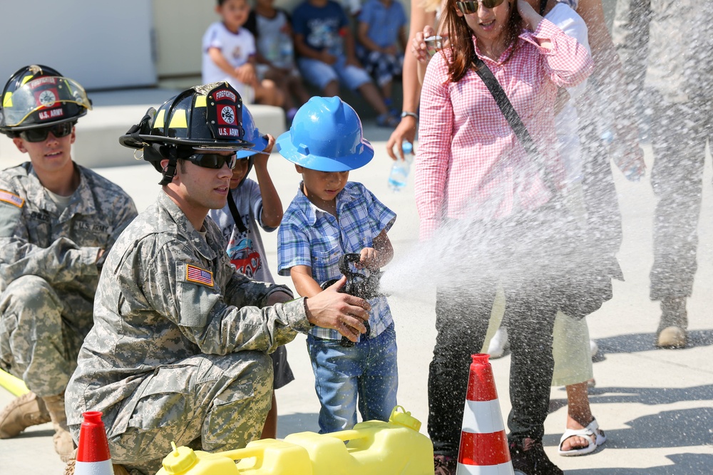 Bulgarian kindergarten students meet with US service members during field trip