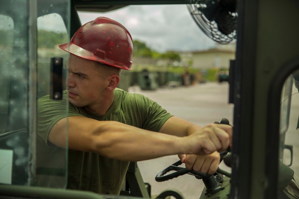 Marines conduct crane license training