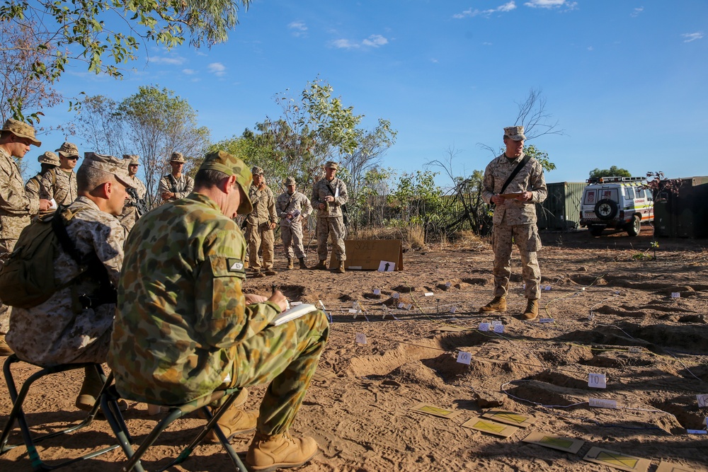 Marine and Australian leadership review final ranges of Exercise Koolendong 2014