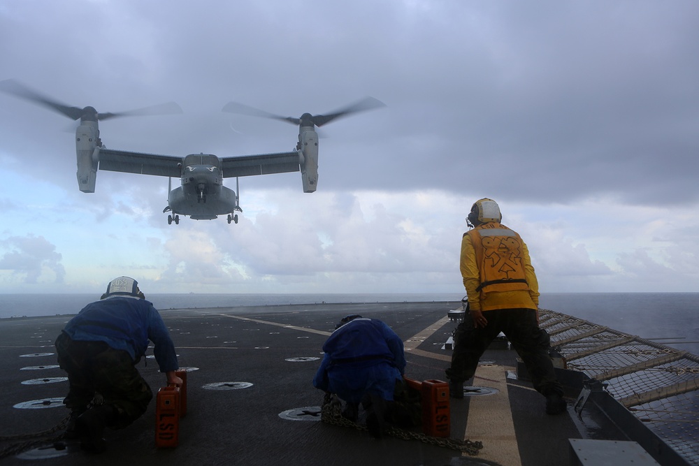 11th MEU Osprey conducts flight ops on USS Comstock