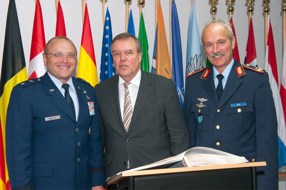Former German minister of defense visits E-3A Component