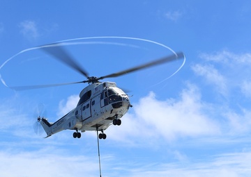 USS Comstock receives vertical replenishment