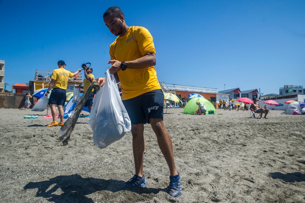 USS George Washington Sailors help clean up beach