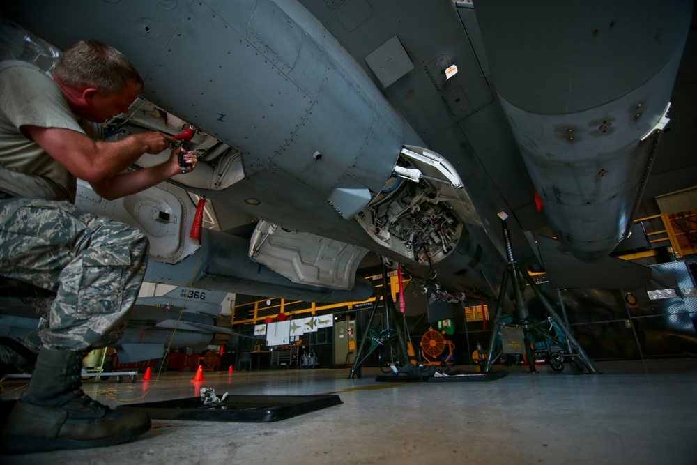 F-16 landing gear maintenance