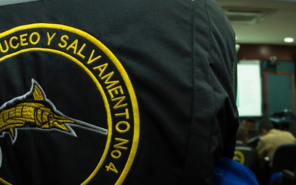 US Navy divers discuss their underwater robot with Colombian divers as part of Southern Partnership Station '14