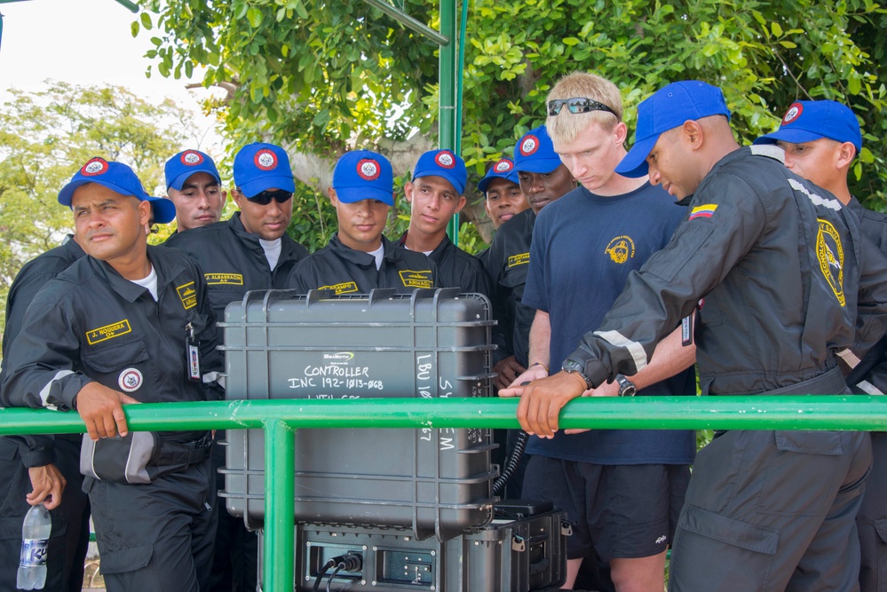 US Navy divers discuss their underwater robot with Colombian divers as part of Southern Partnership Station '14