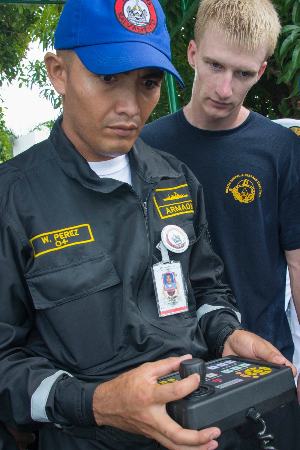 US Navy divers discuss their underwater robot with Colombian divers as part of Southern Partnership Station '14