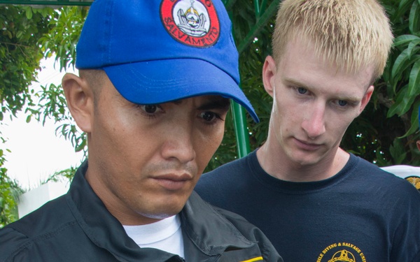 US Navy divers discuss their underwater robot with Colombian divers as part of Southern Partnership Station '14