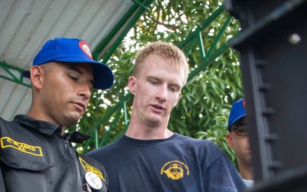 US Navy divers discuss their underwater robot with Colombian divers as part of Southern Partnership Station '14
