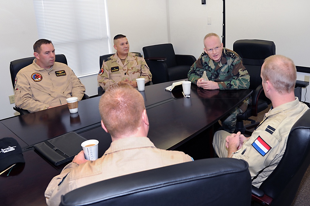 Netherlands armed forces inspector-general meets with pilots