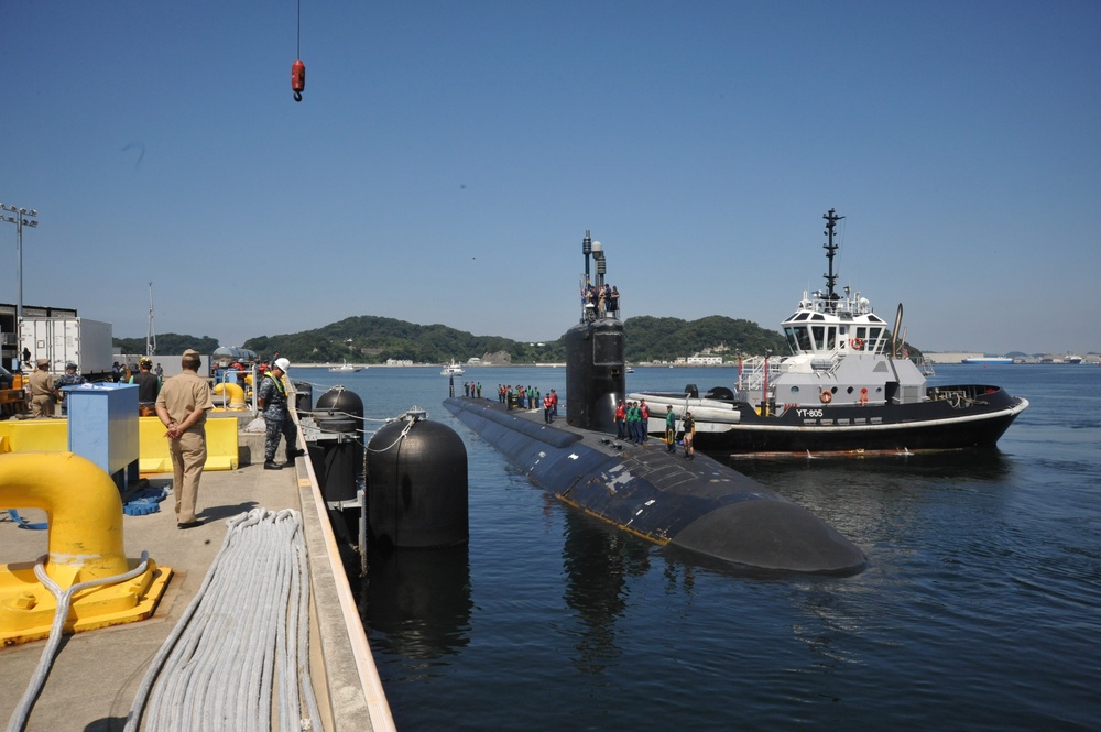 USS Hawaii arrives at Commander, Fleet Activities Yokosuka