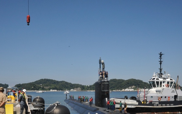USS Hawaii arrives at Commander, Fleet Activities Yokosuka