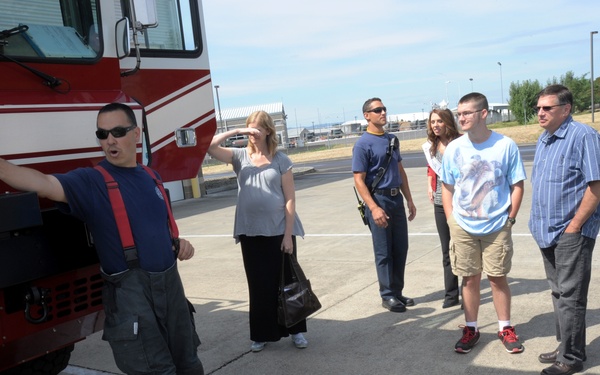 Miss Oregon tours 142nd Fighter Wing